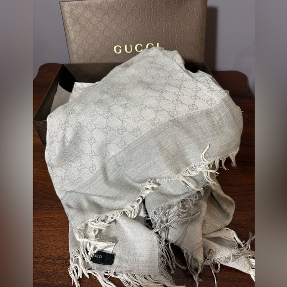 Gucci grey and white large stole cotton/silk blend EUC w/box - Picture 8 of 9